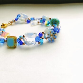 空と海の青を集めたチェコビーズのブレスレット