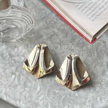 P719-ヴィンテージピアス U.S.A. 1970〜80s Glossy Gold Tone Embossed Plate