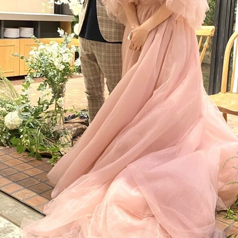実例写真！カラードレス 薄ピンク オフショルダー キラキラチュール ロングトレーン ファスナー 披露宴