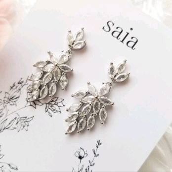 煌めくビジューのスタッドピアス　結婚式 二次会 パーティー フォーマルアクセサリー tp020702