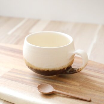 マット釉と焦茶のふっくら丸いマグカップ