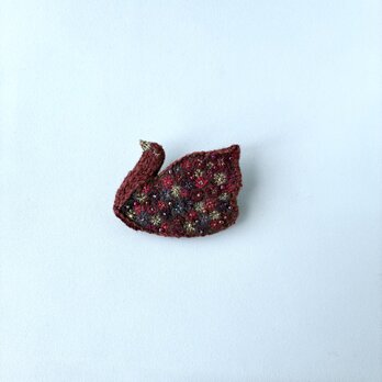 "Chocolate Cosmos "満開のチョコレートコスモスが咲く鳥さん" 鳥刺繍ブローチ