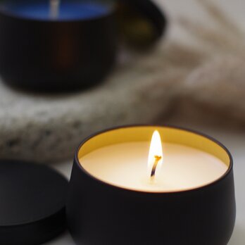 森の静寂 – 黒い缶のアロマキャンドル　天然精油・専用マッチつき