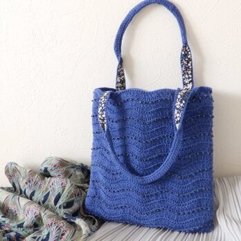 かぎ針編みの手提げバッグ　ビーズ刺繡付き