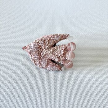 "autumn pink bird" 秋のくすみピンクをまとう鳥さん　草木染め糸を使った刺繍鳥ブローチ