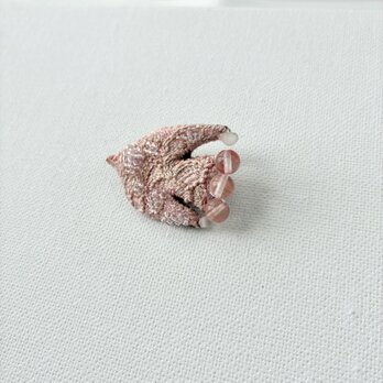 "autumn pink bird" 秋のくすみピンクをまとう鳥さん　草木染め糸を使った刺繍鳥ブローチ