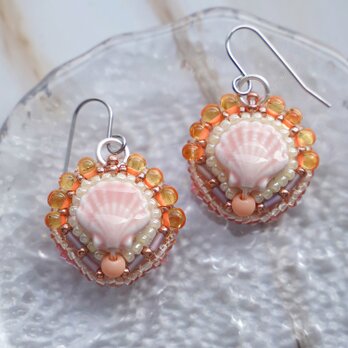 ビーズ刺繍のフック式ピアス｜ピンクの貝モチーフ×オレンジ｜サージカルステンレス｜ギフトにも｜No.23