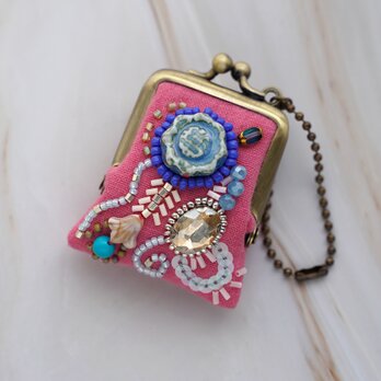 小さなビーズ刺繍のがま口 No.71｜ピンクのガーゼ｜ネックレス・バッグチャームにも｜アクセサリーケース｜一点物
