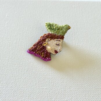" she loves her lovely bird" オーガニックウール糸と刺繍糸を使った刺繍ブローチ