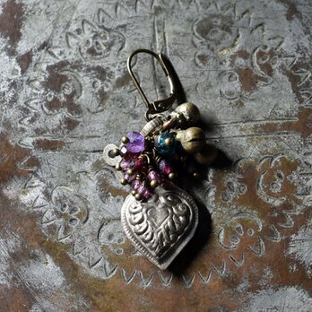 ハート型アフガニスタンメタルとブたわわなガーネット、アメジスト、インディゴブルービーズ、民族鈴、アフガンパーツの片耳ピアス