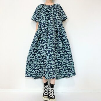 大人の猫柄ワンピース＊半袖＊国産コットン100％＊ポケット付＊ネイビーブルー＊大人可愛い水彩画＊気ままな猫とお出かけ♪のコピー