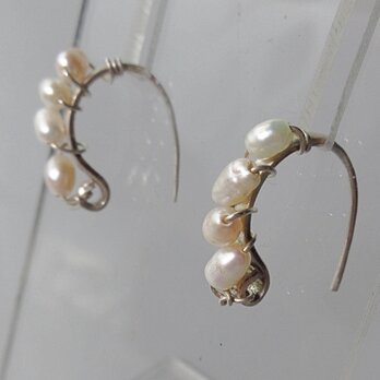 小粒パールのシルバーピアス・程よい華やかさで上品に・シリコンキャッチ付き　(No.5042)
