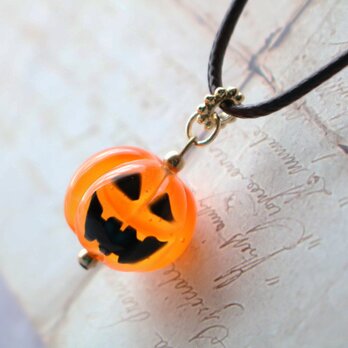 ハロウィンペンダント　ガラスのジャックオランタン（ビビッドオレンジ半透明）