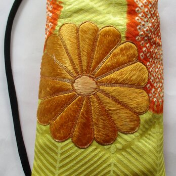 ８４１７　刺繡入りの振袖で作ったスマホポーチ　