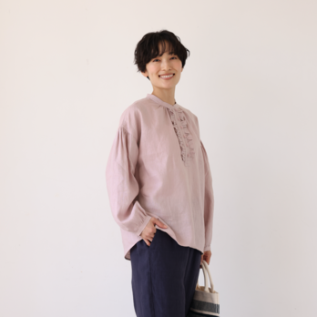 フロントフリルが可愛い フランチリネン100％　シャツブラウス　薄藤色　250913-3