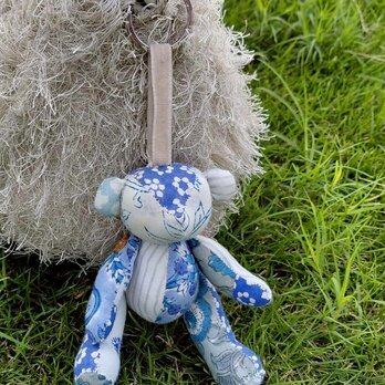 くまのチャーム・水色〈インド綿 ブロックプリント パッチワーク チャーム ぬいぐるみ キーホルダー〉