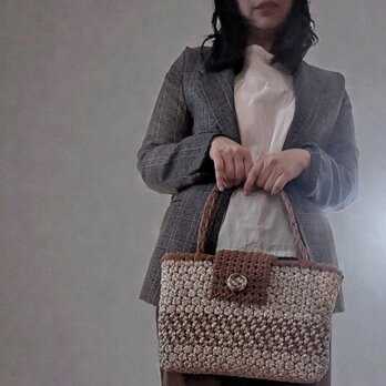 マロングラッセ色の花結びクラフトバンド製ハンドバッグ