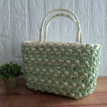 グリーン＆ホワイトのクラフトバンド花結び編みトートバッグ お出かけ　新年会