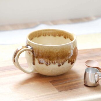 淡黄色と流れる飴色のほっこりマグカップ