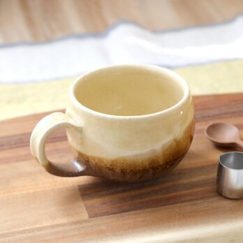 淡黄色と焦茶のほっこりかけ分けマグカップ