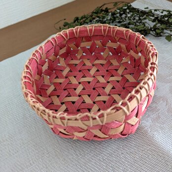 カーディナルレッド×クロワッサンのクラフトバンド製ラウンド型小物入れ・カゴ