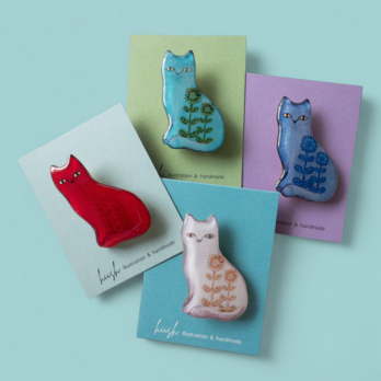 花柄ネコのブローチ