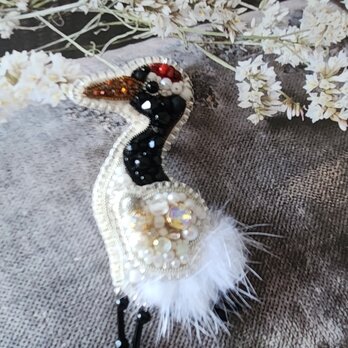 足ゆらゆら鶴のきらきらビーズブローチ