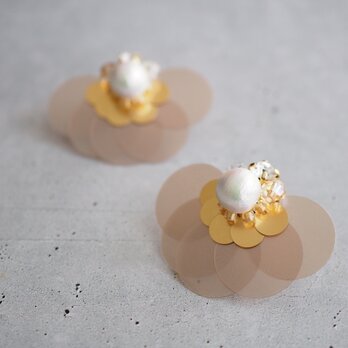 『wing』（ベージュグレー）大ぶり　ピアス/イヤリング【受注】送料無料