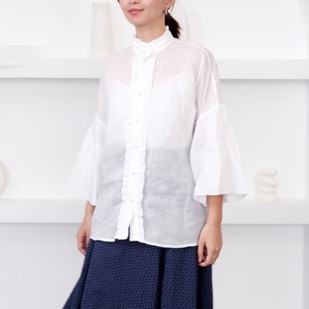 ラミーシャツ – フリルとふんわりスリーブのアクセント