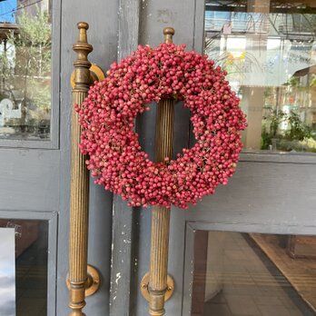 ピンク色の実のリース