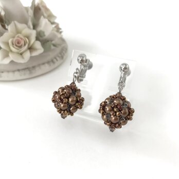 ビーズボール の クラシカル　イヤリング　ブラウン 茶