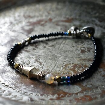 トゥアレグシルバーと古代瑪瑙、oldチンシルバー＆oldオリッサブラス、漆黒＆インディゴブルー＆ブルービーズのブレス