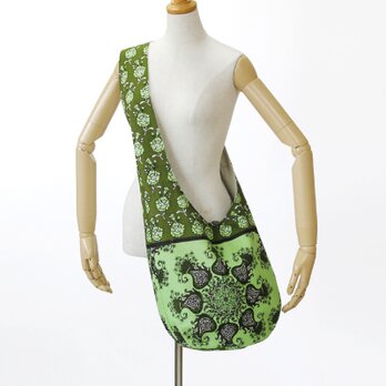 アフリカ布のショルダーバッグ（カンガ）斜めがけ たすき掛け 大きめ ヨガ ピラティス