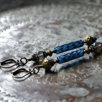 インディゴブルーフランスヴィンテージとラブラドライト、蓮華ブラスのピアス