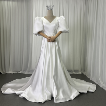 ウエディングドレス パフスリーブ Vネック オフホワイト 光沢サテン 背中見せ トレーン 結婚式