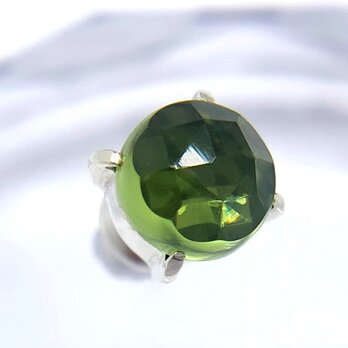 ペリドットカラーのシルバー925メンズピアス、片耳用