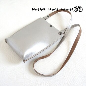 SALE開始～   《牛革》シンプルサコッシュ・タテ型・スムース・パールベージュ・0174