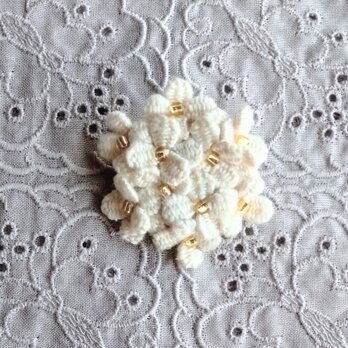 花束みたいな刺繍ブローチ　コサージュ　ハチミツ