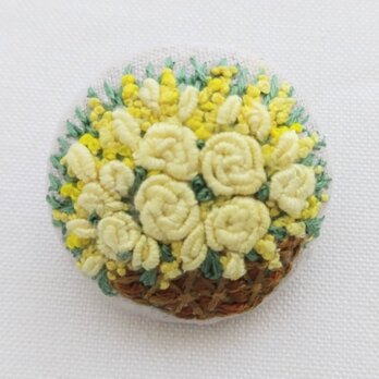 ミモザとバラの花籠 刺繍ブローチ