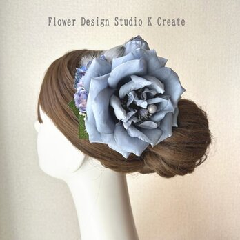 ブルーグレーの大輪の薔薇のヘアクリップ　ブルー　青　くすみブルー　アッシュブルー　羽　バラ　ダンス　髪飾り　フラメンコ　発表会