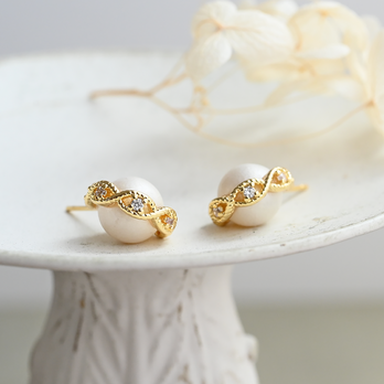 ヴィンテージサテンパールガラスとレース編みのピアス／ノンホールピアス　pag065