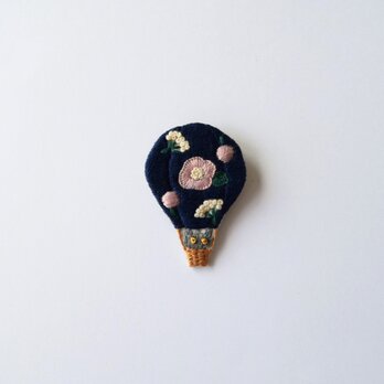 ［受注制作］ネコ㏌気球の刺繍ブローチ（navy）