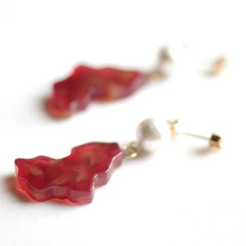 レジンアート　凹凸モチーフとコットンパールのピアス〈虹になれない蛇〉