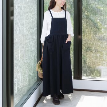 ブラックのワッシャーハーフリネン・台形ヨークエプロンドレス（マキシ丈）
