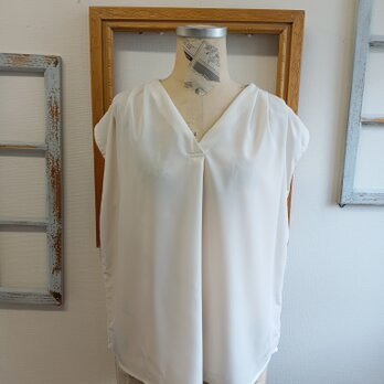 大人可愛い❤️Ｖ首肩タックブラウス　オフホワイト（サイズ  フリー L）