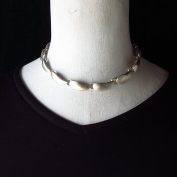 首に添うデザイン・程よい重さのシルバーチョーカー