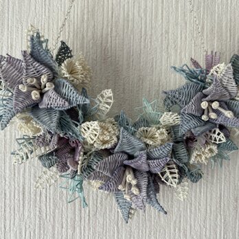 籐のリース　半月型のパープル系のリース（クリスマスリース）