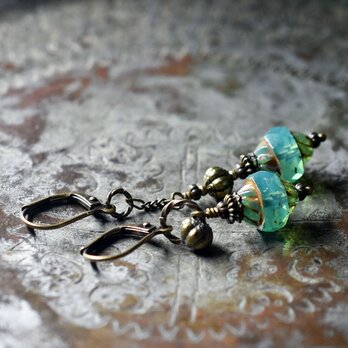 ウランガラスと手毬ブラスのリング＆チェーンのアンシメトリーピアス