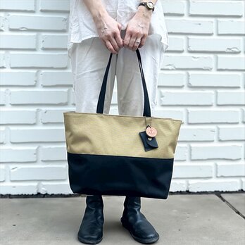 A4対応で通勤にも使いやすいシンプルトートバッグ　halb：ベージュ×ブラック（コーデュラナイロン　撥水加工ナイロン素材）