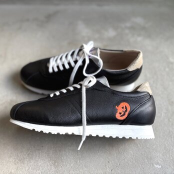 ハロウィン限定 カボチャ刺繍スニーカー｜ブラックレザー×ホワイトソール ユニセックス ギフトにも